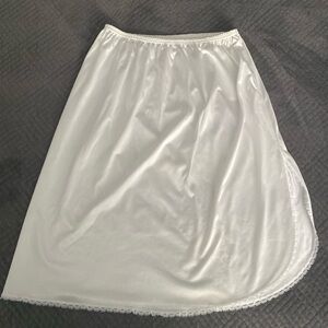 Vanity Fair white half slip skirt with slit, size M
